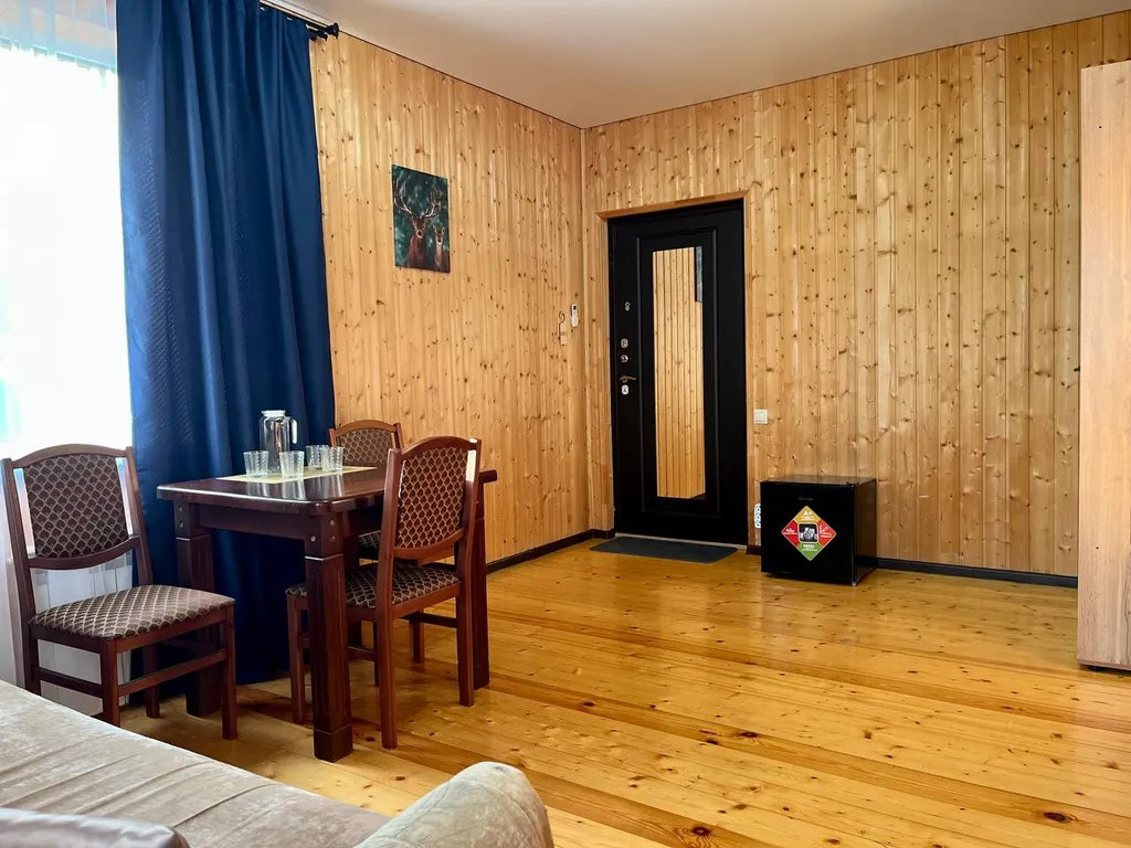 Люкс с балконом с видом на озеро двухкомнатный