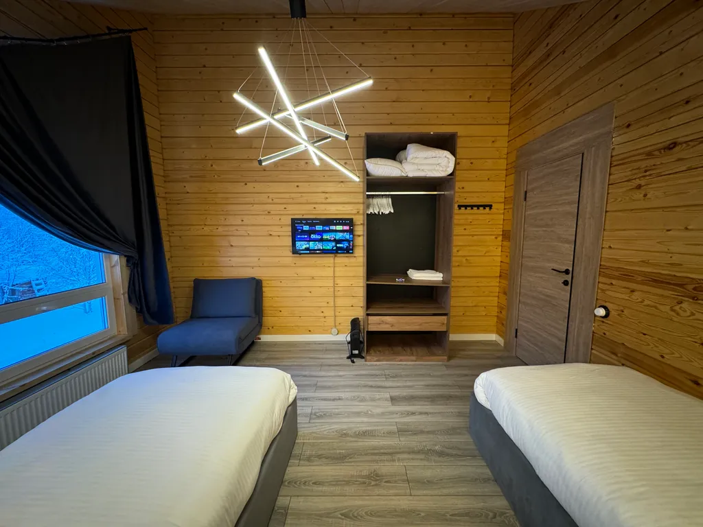 Коттедж в окружении леса десять минут на машине до южного склона