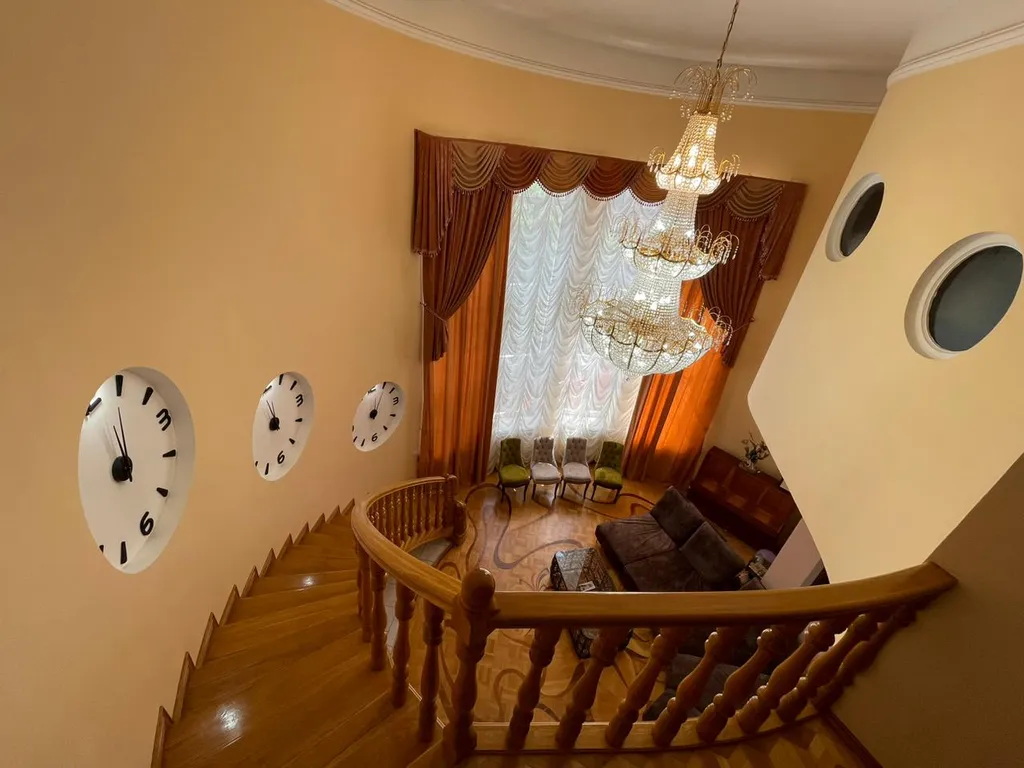 Уникальный, уютный, большой семейный дом. С видом на город