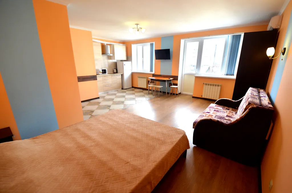 Квартира-студия персиковая