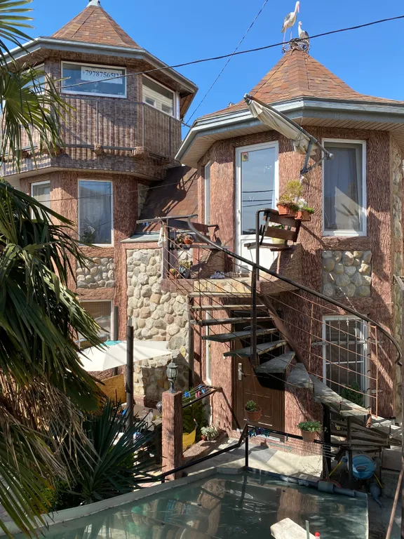 Коттедж 4-комнатный дом в 70 метрах от черного моря — аренда посуточно в Алушта