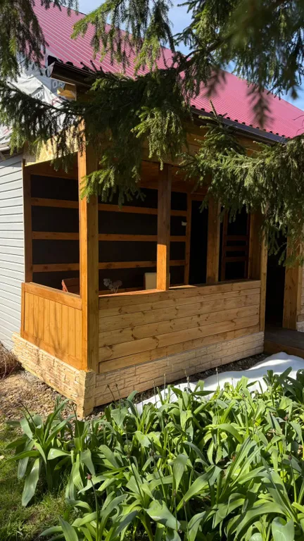 Уютный домик в деревне с выходом на веранду и ухоженным садом