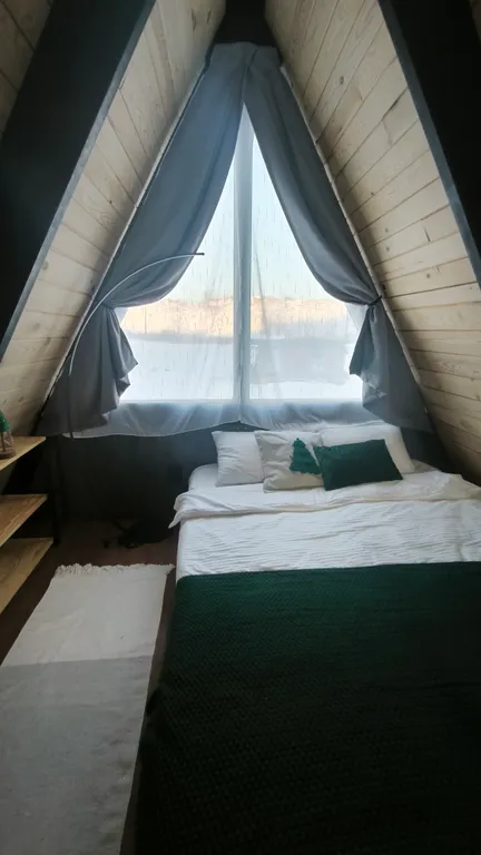 Двухэтажный а-фрейм с панорамным остеклением и террасой