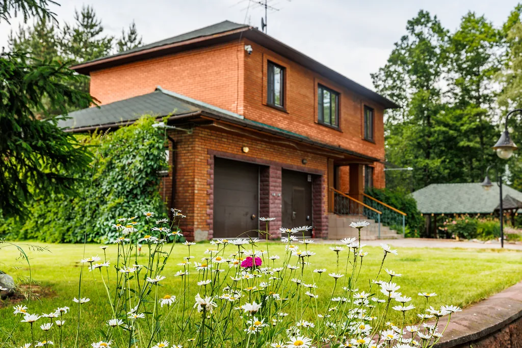 Современный дом с бассейном и сауной для большой компании