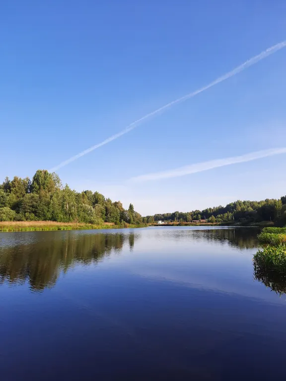 Уютный дом на берегу реки у водопада