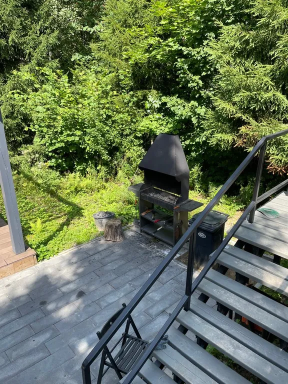 Уютный домик в ёлках