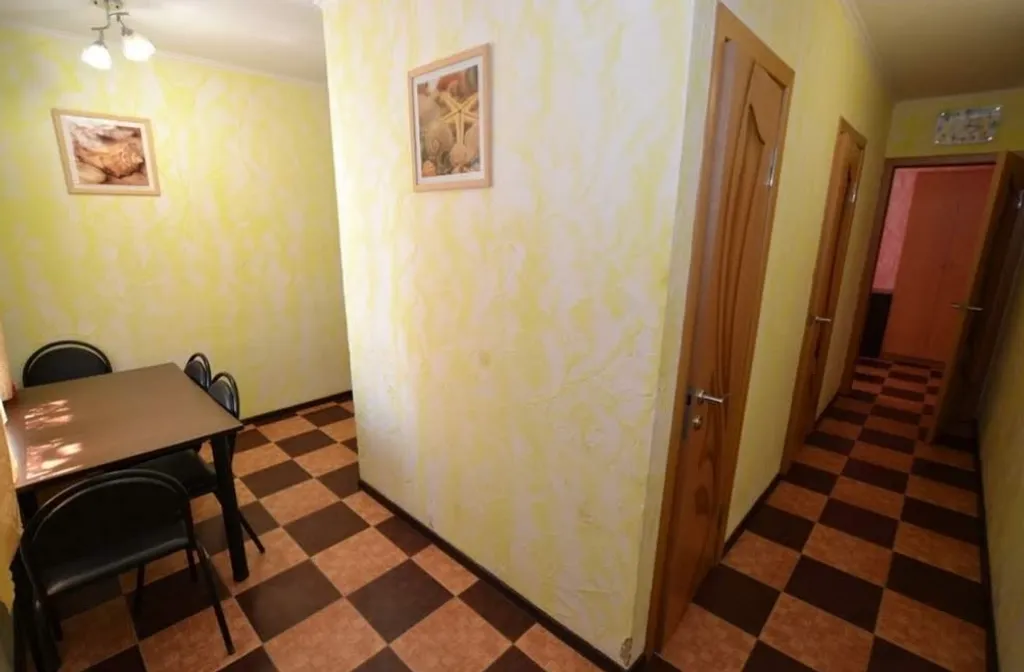 Двухкомнатная квартира с балконом на первом этаже #1