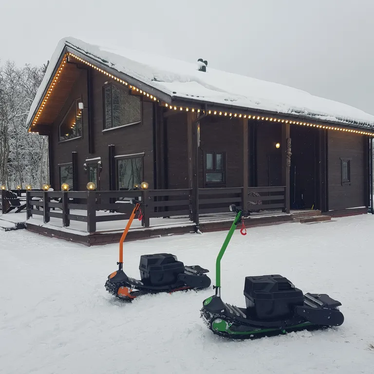 Дом Talotonttu на холме в окружении леса