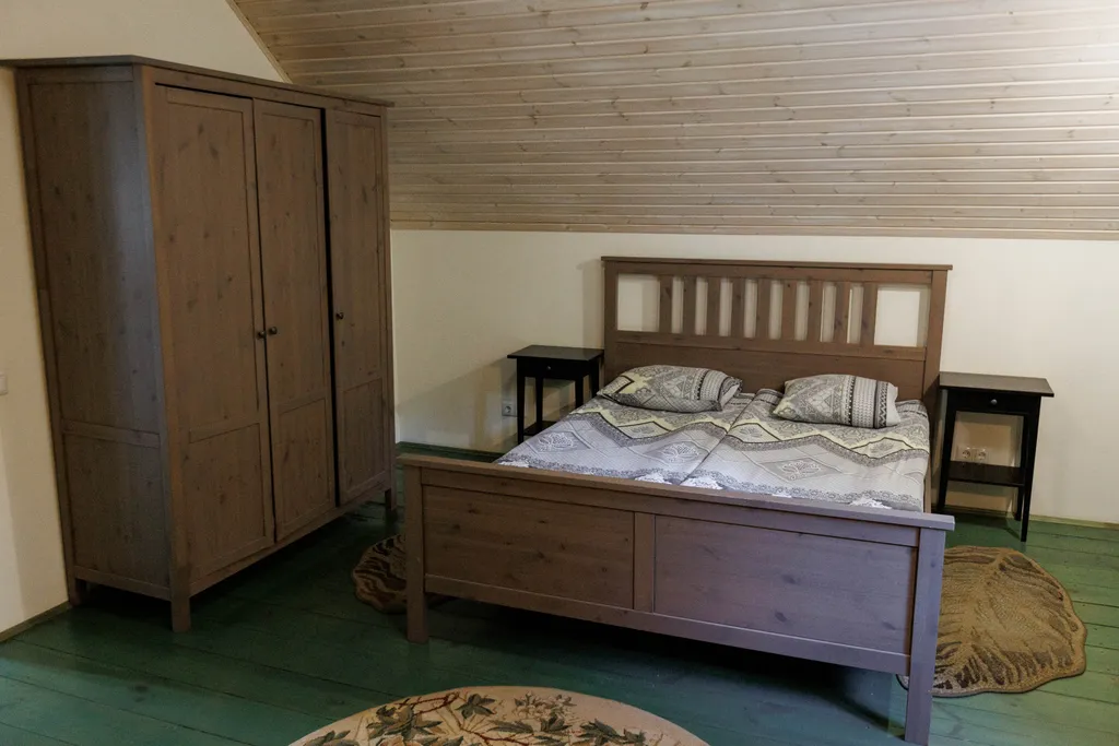 Коттедж в окружении лесных деревьев