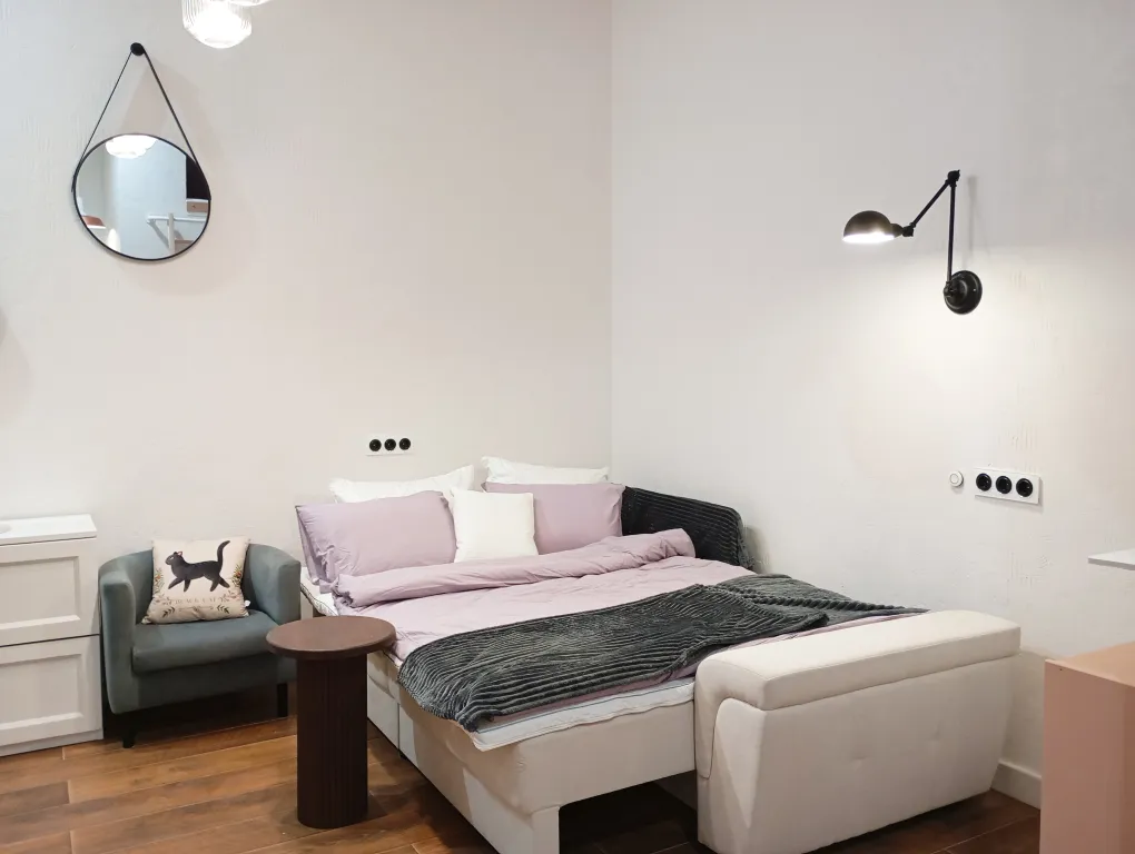 Уютная студия с высокими потолками