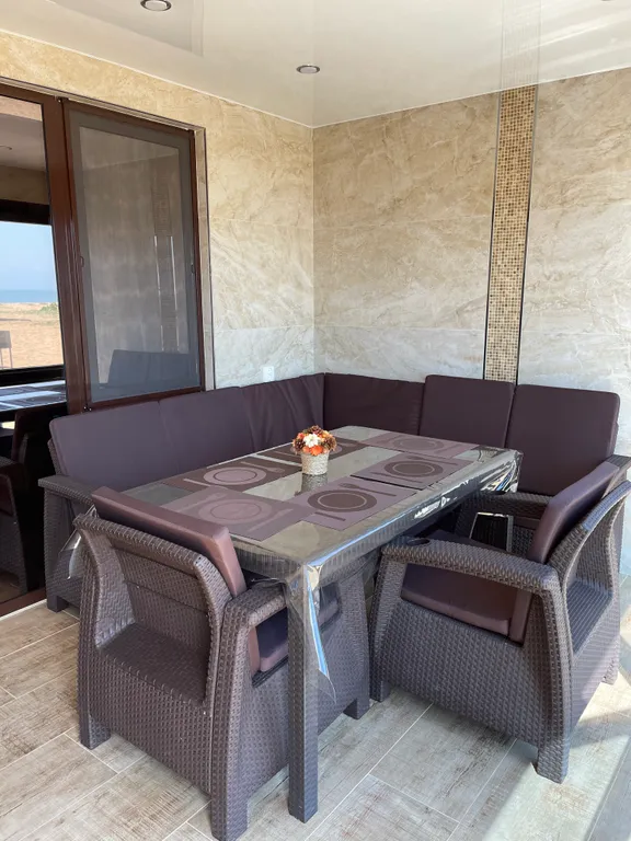 Двухэтажный дом на берегу моря