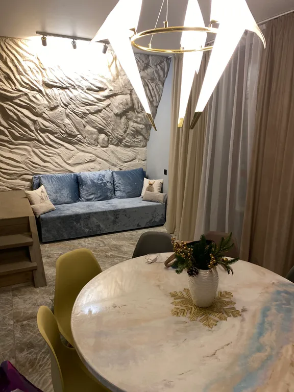 Дом на озере с бассейном