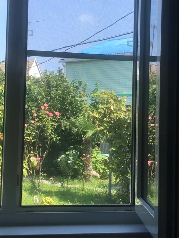 Половина дома с отдельным входом, с садом на берегу Чёрного моря