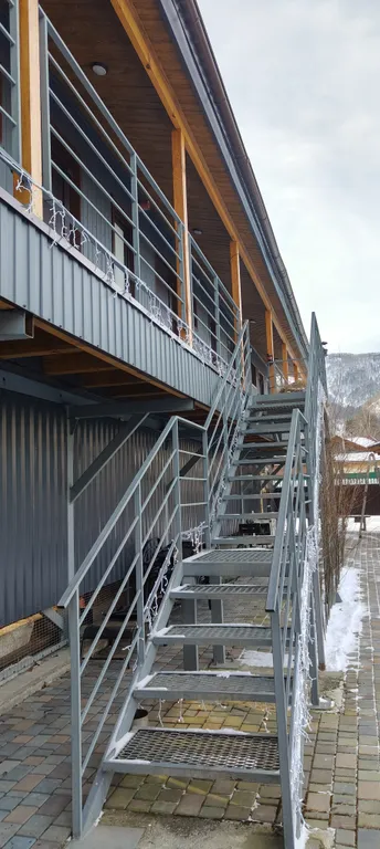 Современные студии на берегу реки