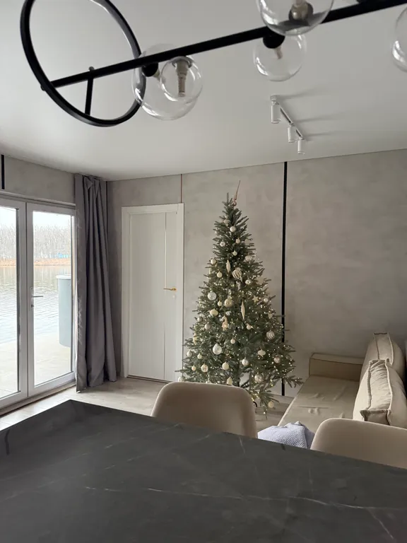 Зеркальный дом на воде