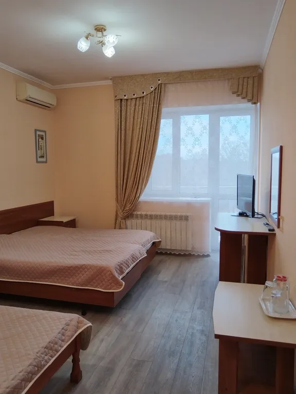 Квартира Квартира Трехместный номер с балконом в гостевом доме "Легенда" с бассейном. — Анапа