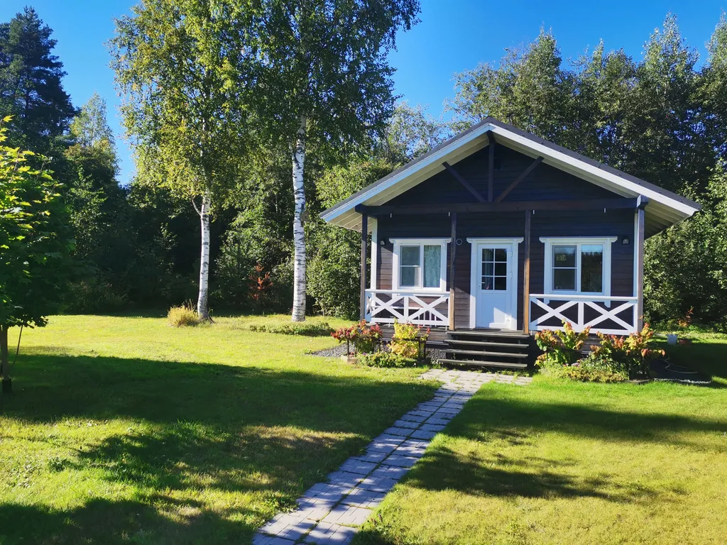 Дом с садом между лесом и рекой