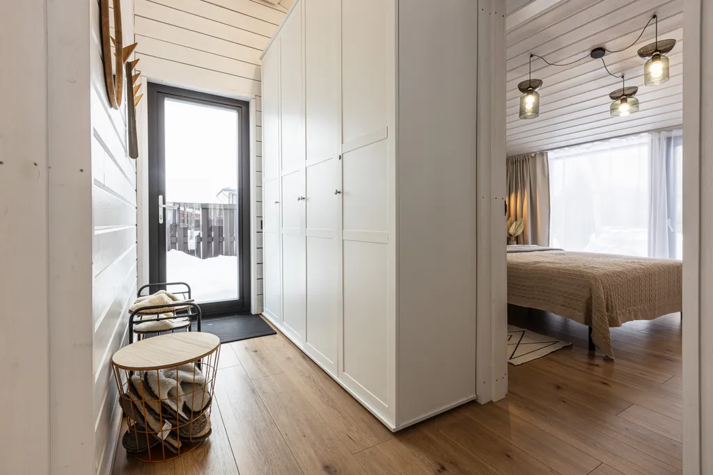 Новый панорамный дом с лесом на участке