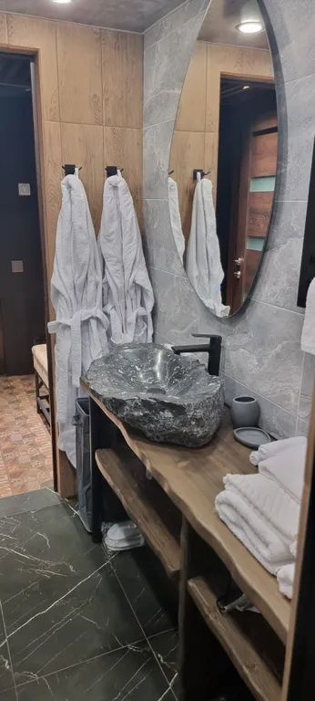 Стеклянный дом в лесу