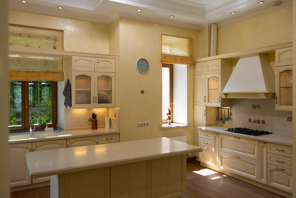 Особняк с большим бассейном в живописном лесном поселке