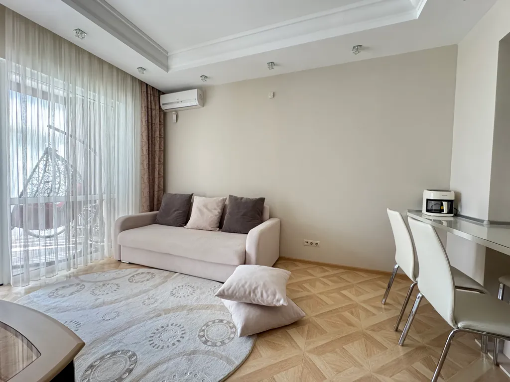 Уютная квартира в центре со своей террасой и бассейном