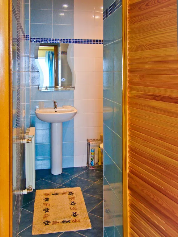 Эллинг на берегу и видом на моря