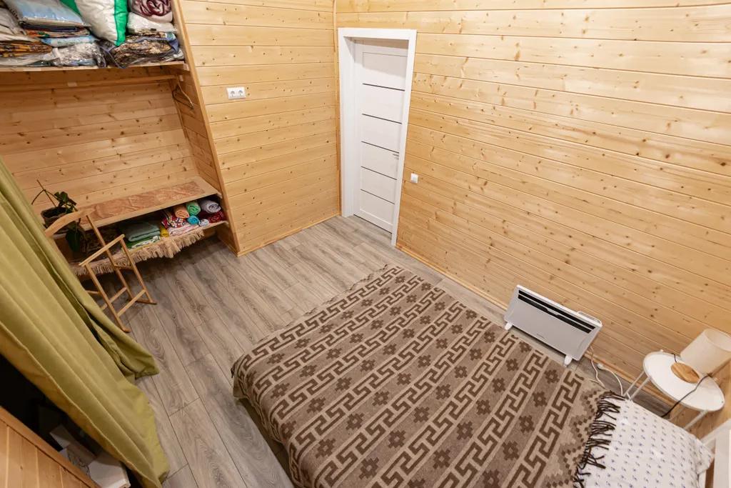 Дом на реке и краю соснового леса