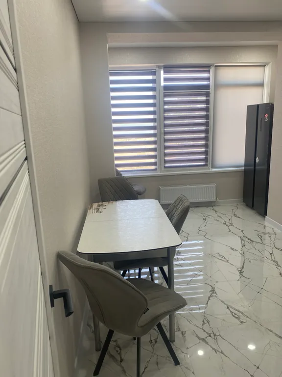 На берегу с видом на море