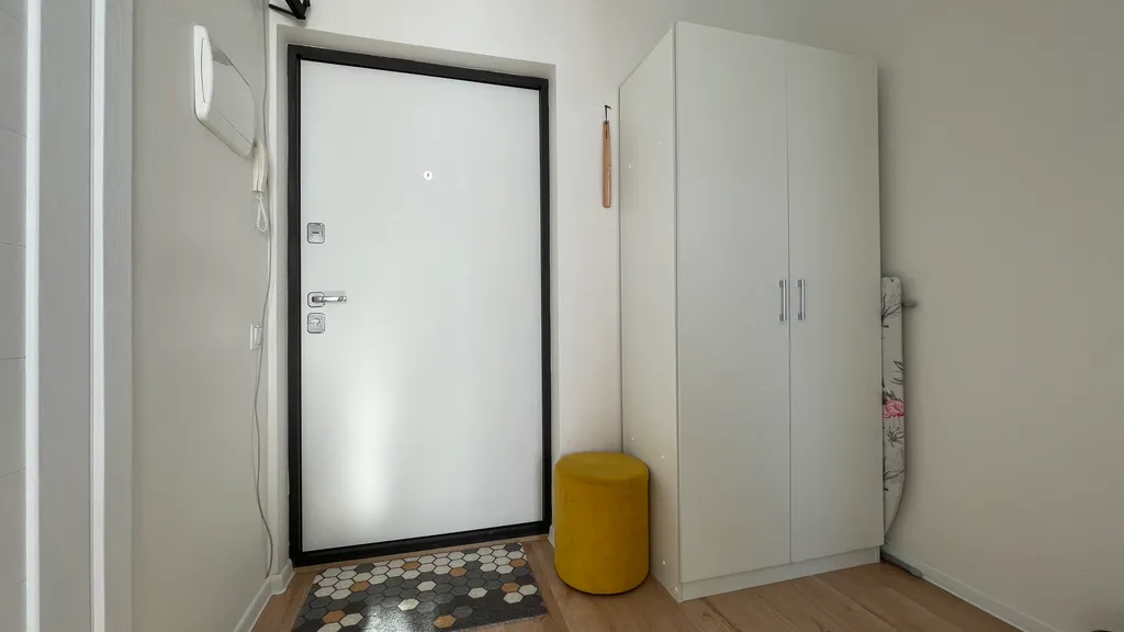 Не в отеле, а в квартире