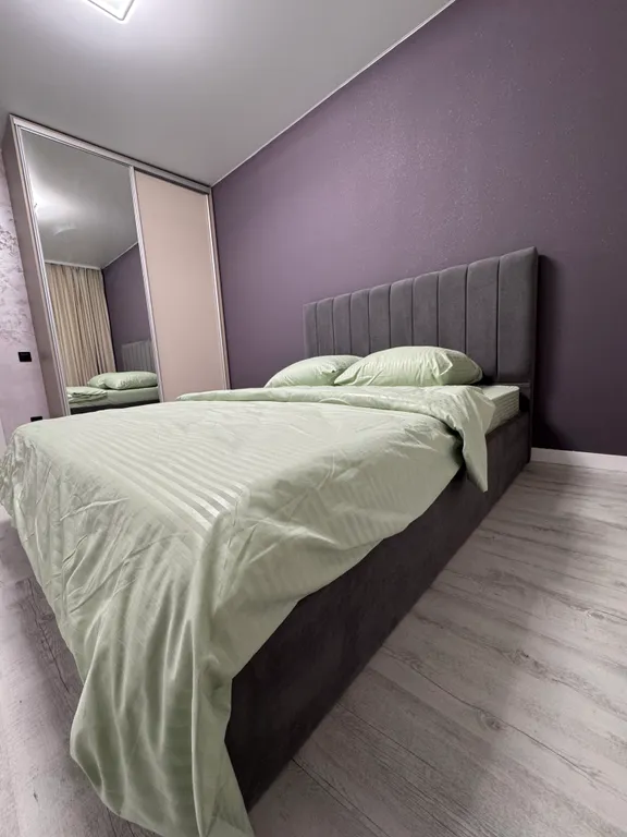 Уютная новая квартира в центральном районе города — аренда посуточно в Сургут