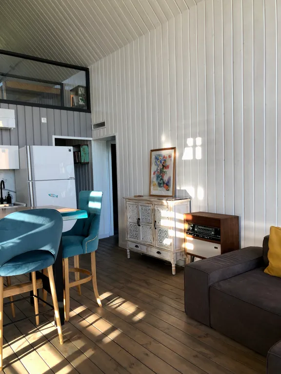 Стильный просторный дом с террасой и видом на луг