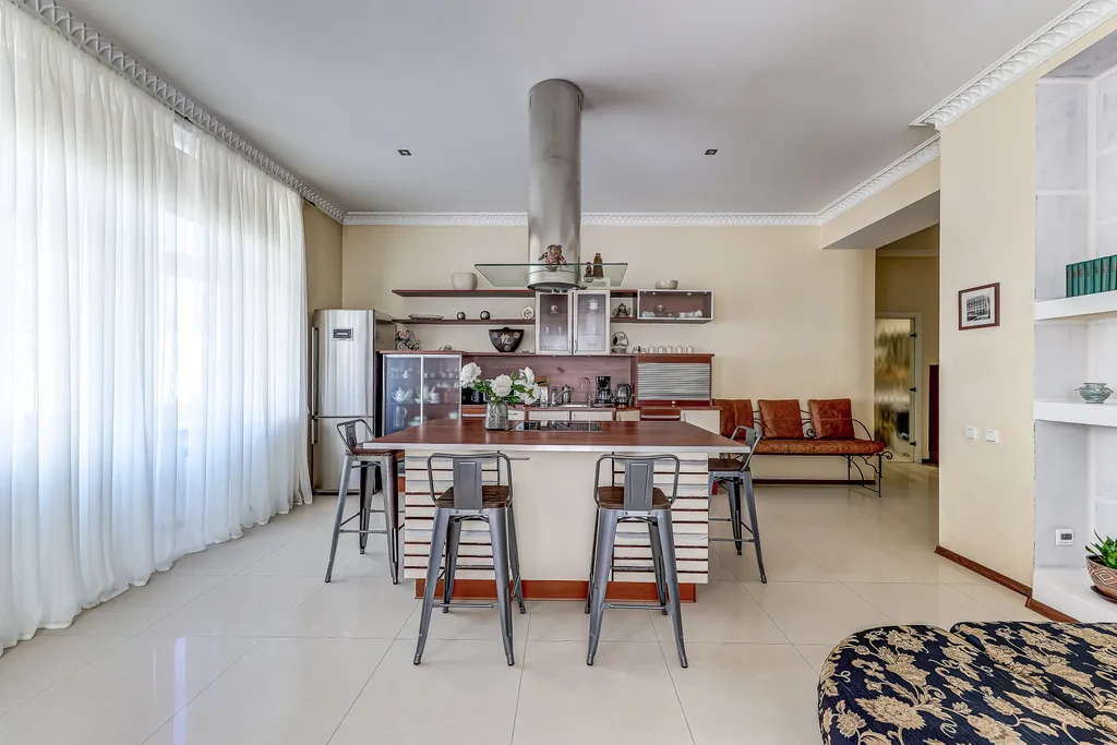 Просторная солнечная студия с круглым балконом