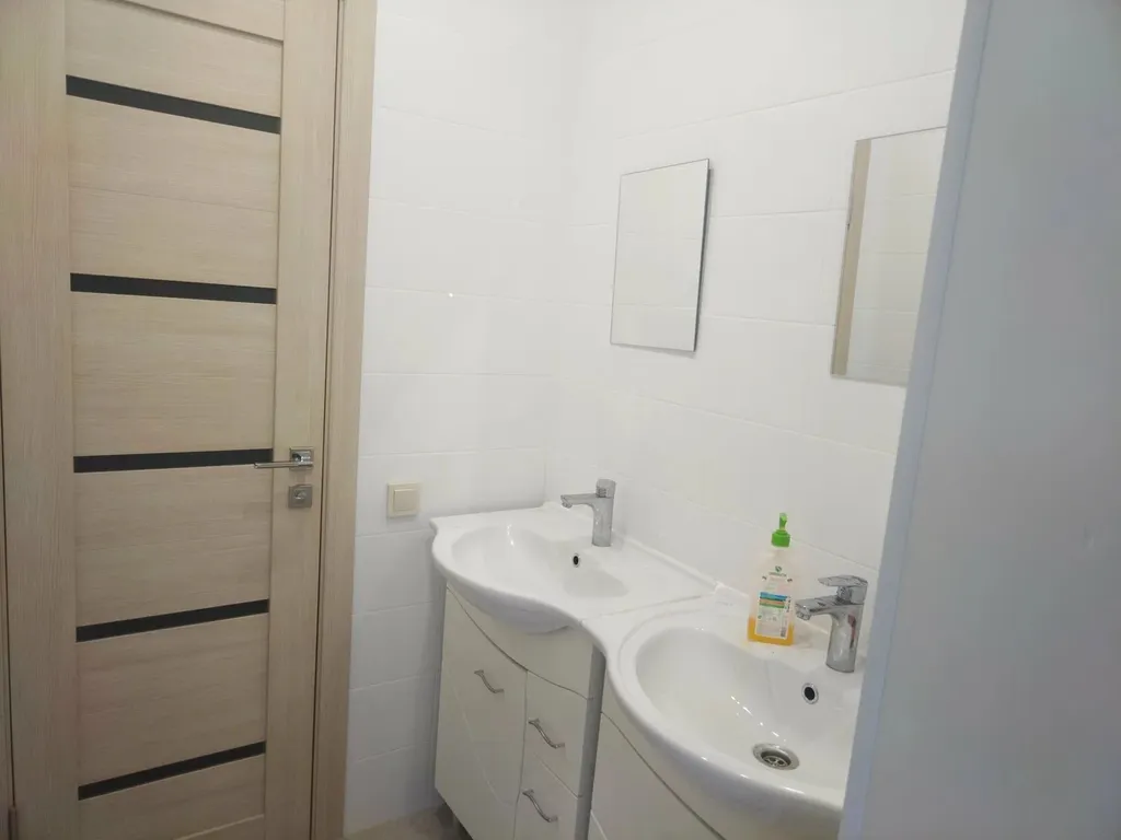 Дом с террасой около бассейна