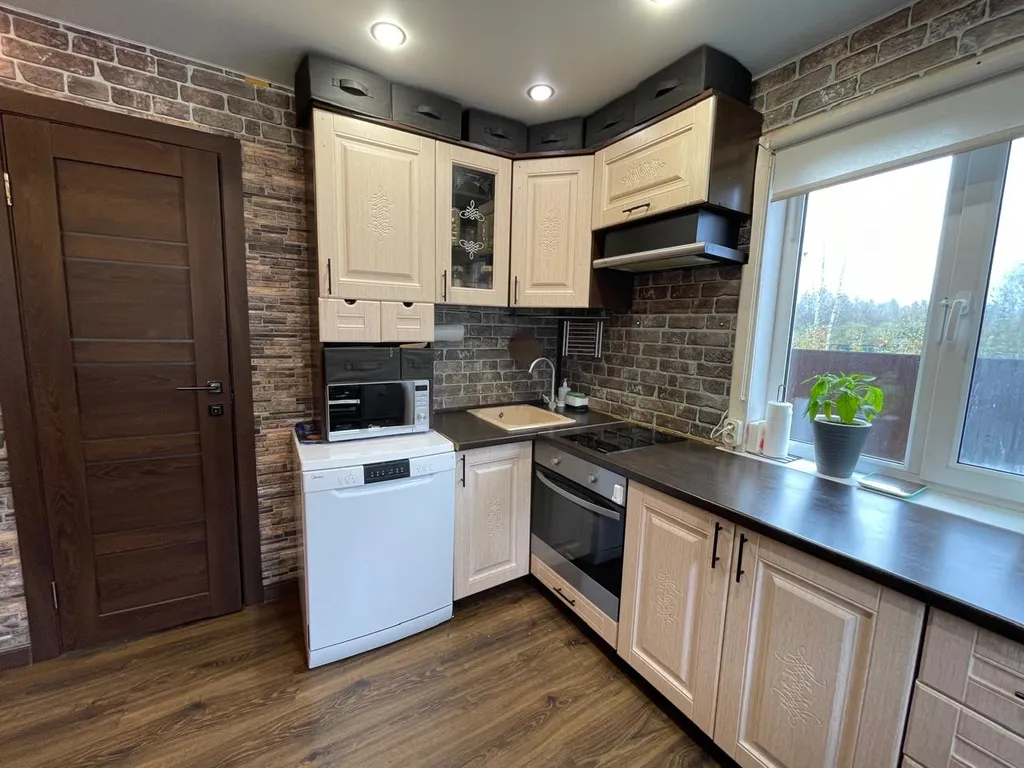 Загородный дом с беседкой