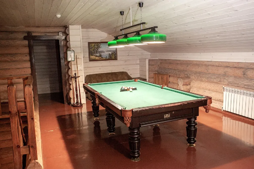 Деревянный дом у озера с сауной и бильярдом