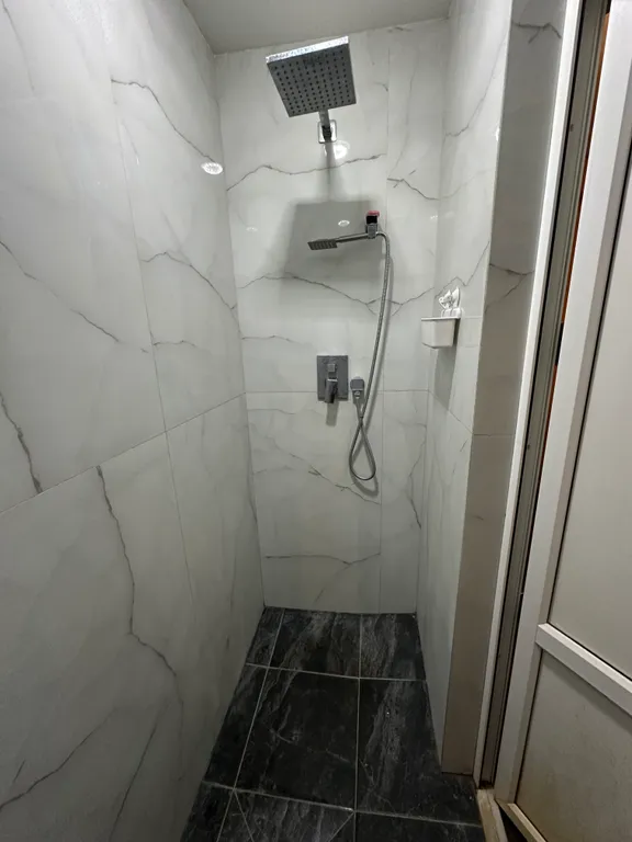 Уютная приятная комната с видом на город