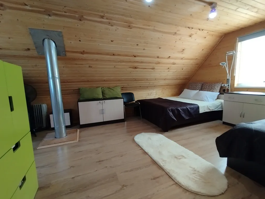 Двухэтажный домик в тихой деревне вблизи леса и озера, сауна в доме, сад