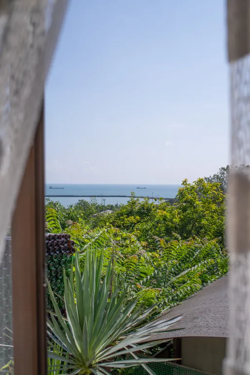 Уютный домик-трейлер в красивом саду