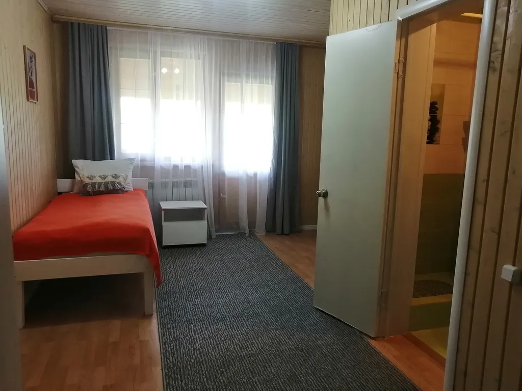 Дом с видом на монастырь