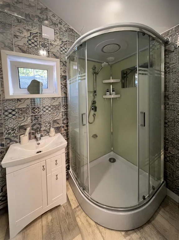 Синий домик в лесу на Живописной улице