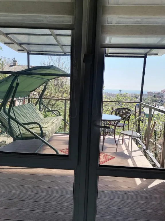 Отдельный домик в саду с видом на море