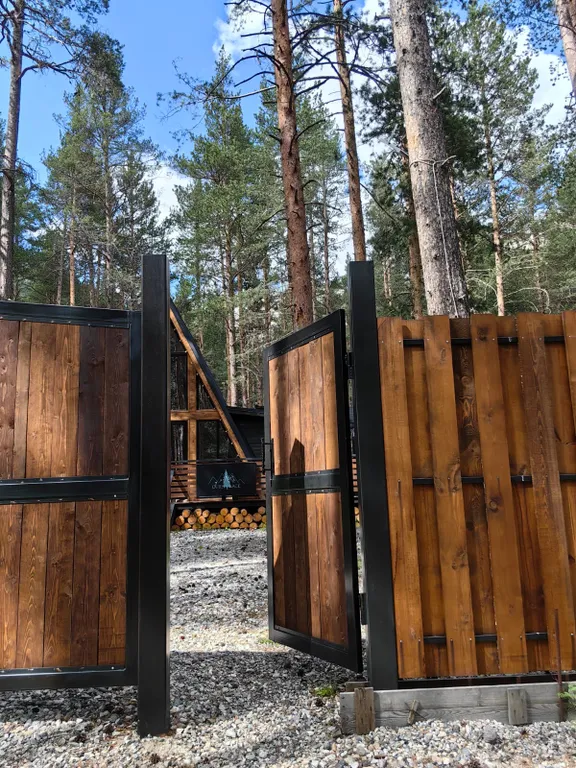 Уютный дом в сосновом бору с видом на горы