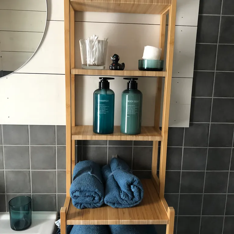 Атмосферный дом с камином около леса