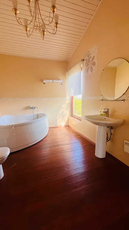 Вилла с бассейном на холме