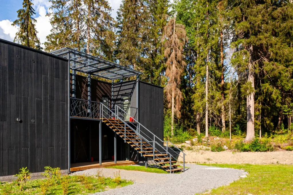 Номер с видом на тихое лесное озеро, лес и гору