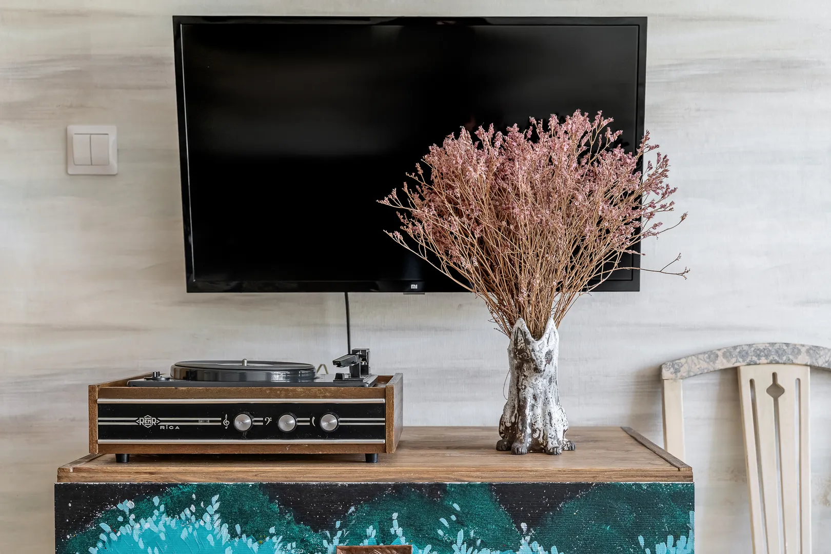 Большая комната со smart-TV и патефоном.