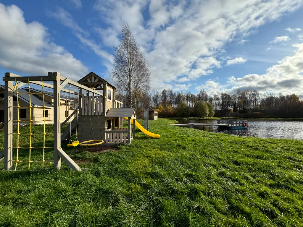 Большой дом у озера