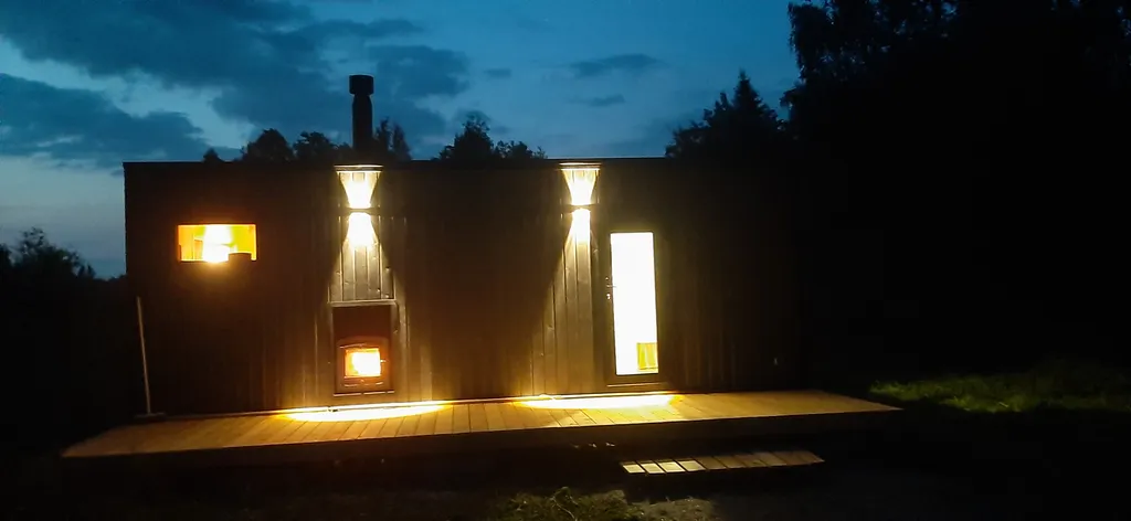 Загородный дом в лесу вблизи залива