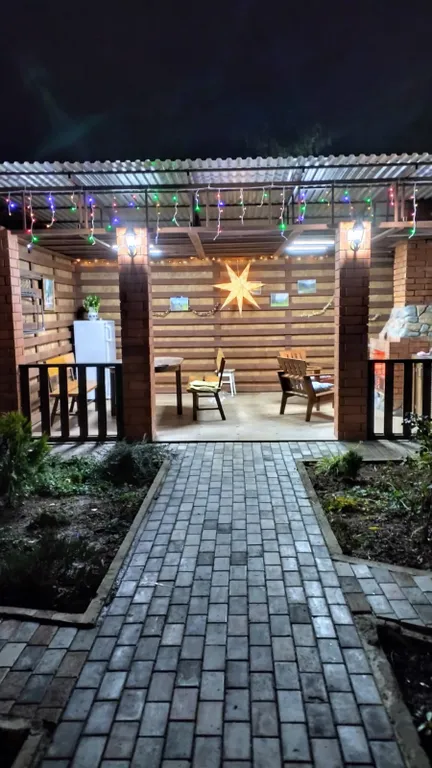 Уютный дом с беседкой и камином