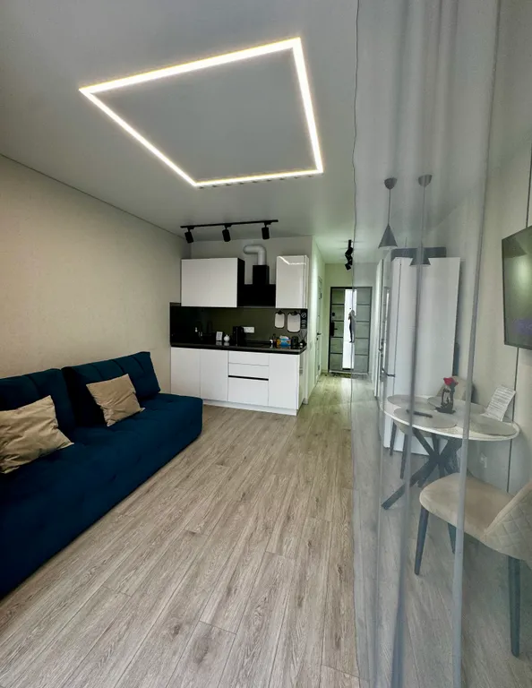 Апартаменты с панорамными окнами на лес и море и роскошным двором